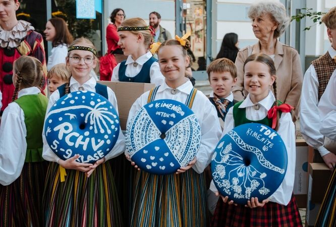 Svinīgi nodotas 515 Rīgā tapušās projekta “Savīšanās ceļš” apgleznotās pērles