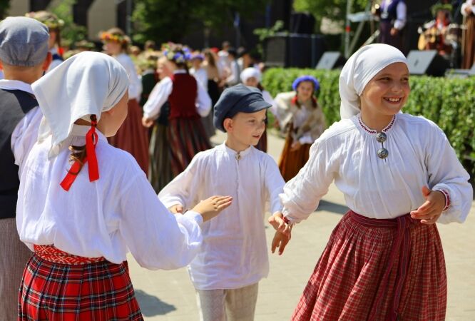 Svētki Vērmanes dārzā - Folkloras kopu programma „Dindaru dandaru - radu novadu rakstus”